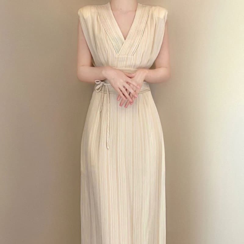 オケージョンワンピース 優美なドレープが際立つプリーツワンピース