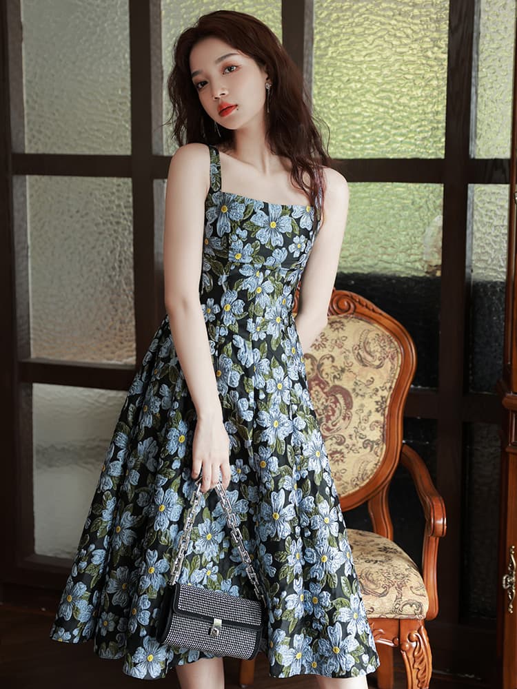 花模様が彩る上品なフレアオケージョンドレス