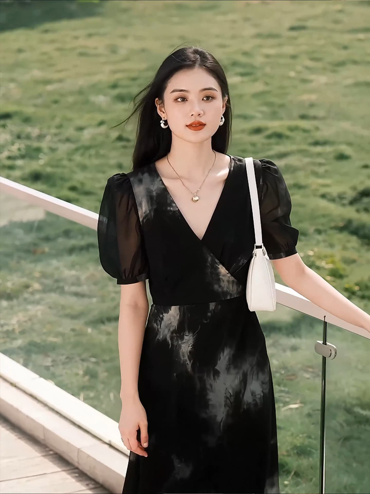 優美な袖付きラップ風Vネックオケージョンドレス